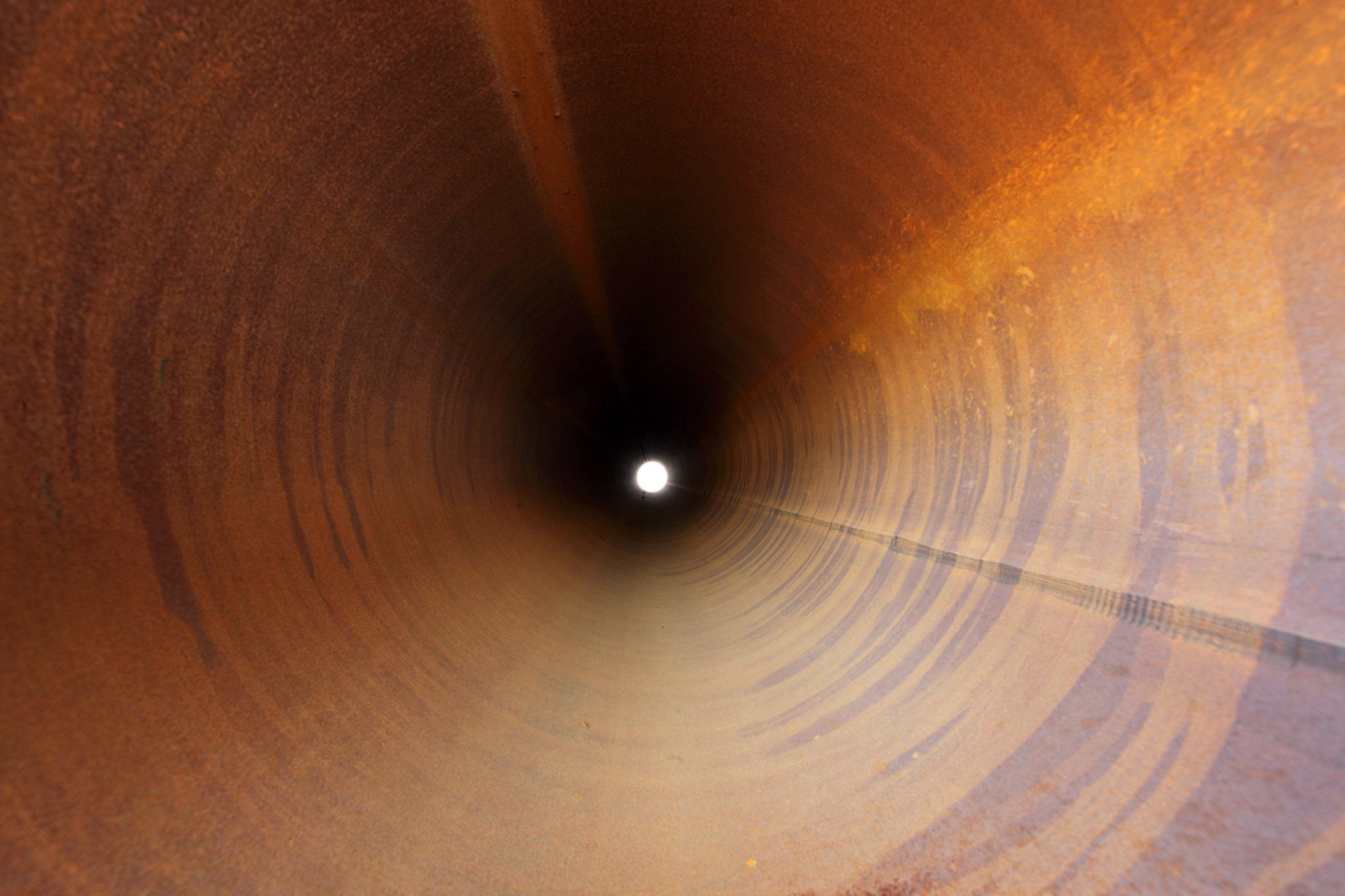 Indeni et rustent jern rør med drone