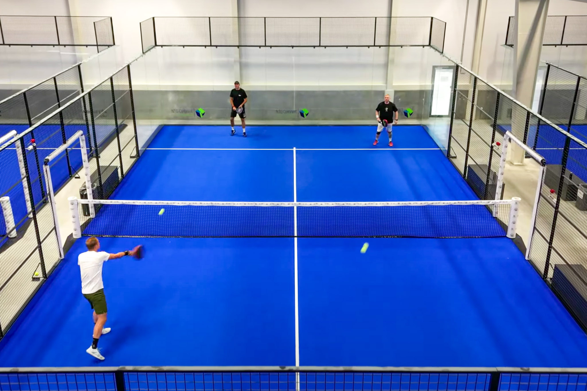 Drone flyver indenfor og filmer padel