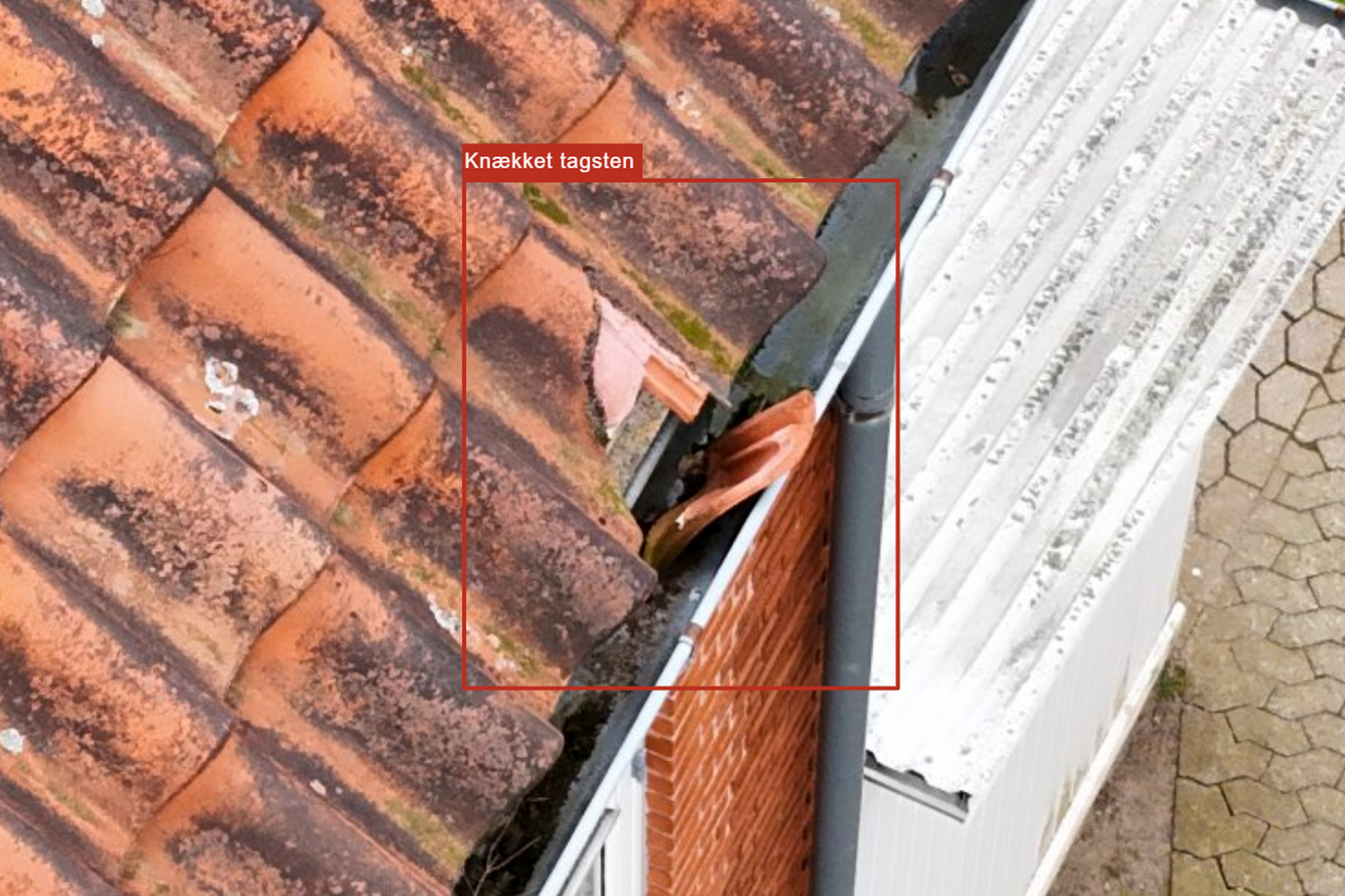 Dronebillede af knækket tagsten