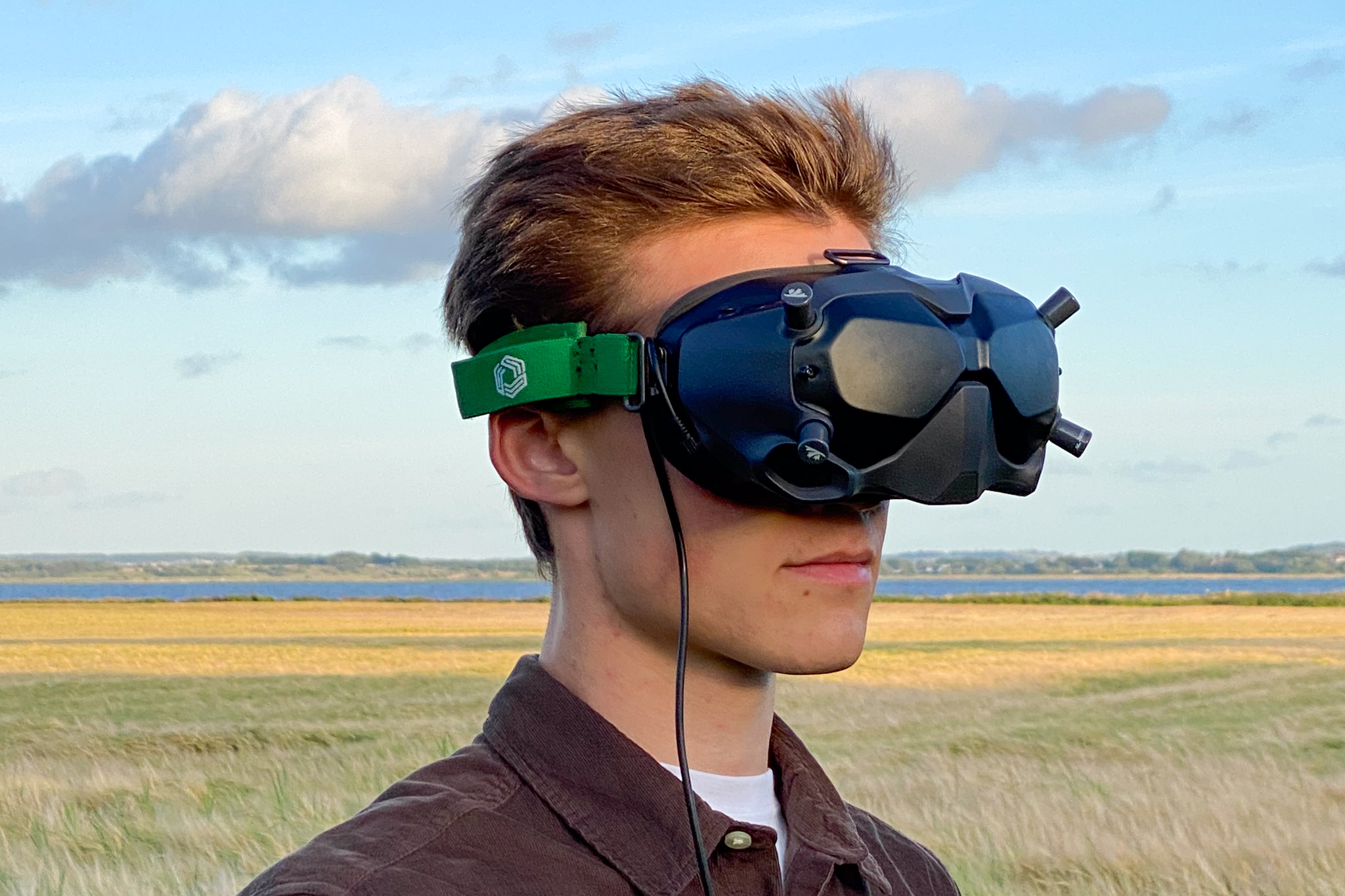 FPV drone pilot med briller