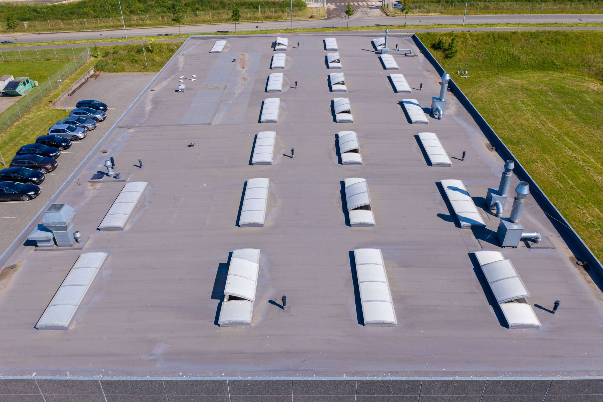 Inspektion af tag på fabrikshal med drone