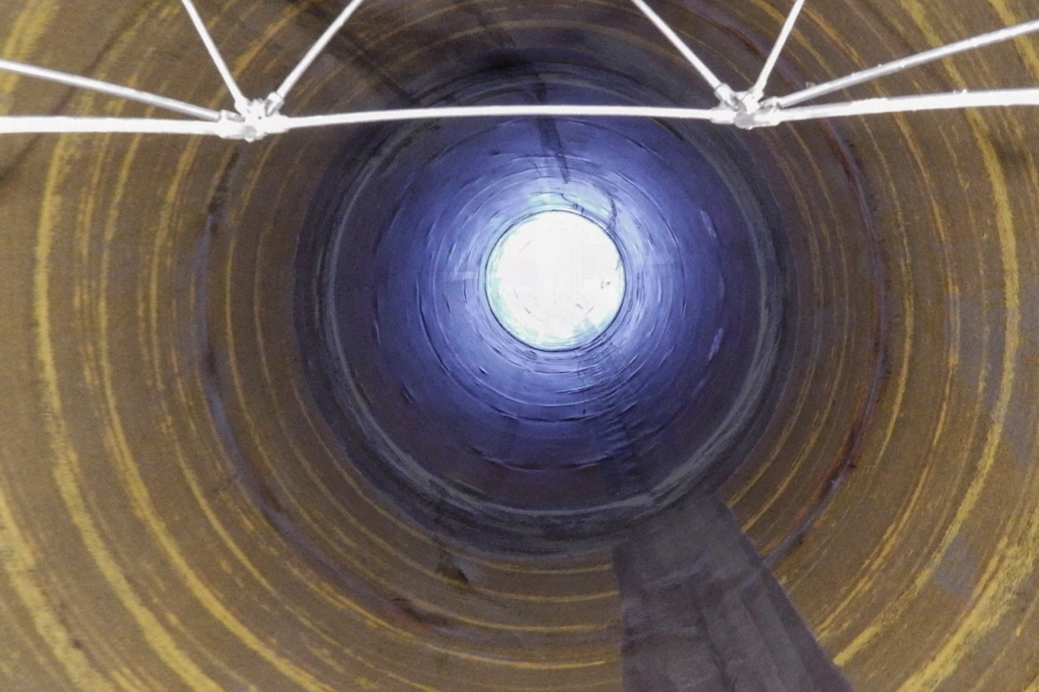 Indvendig inspektion af skorsten med drone