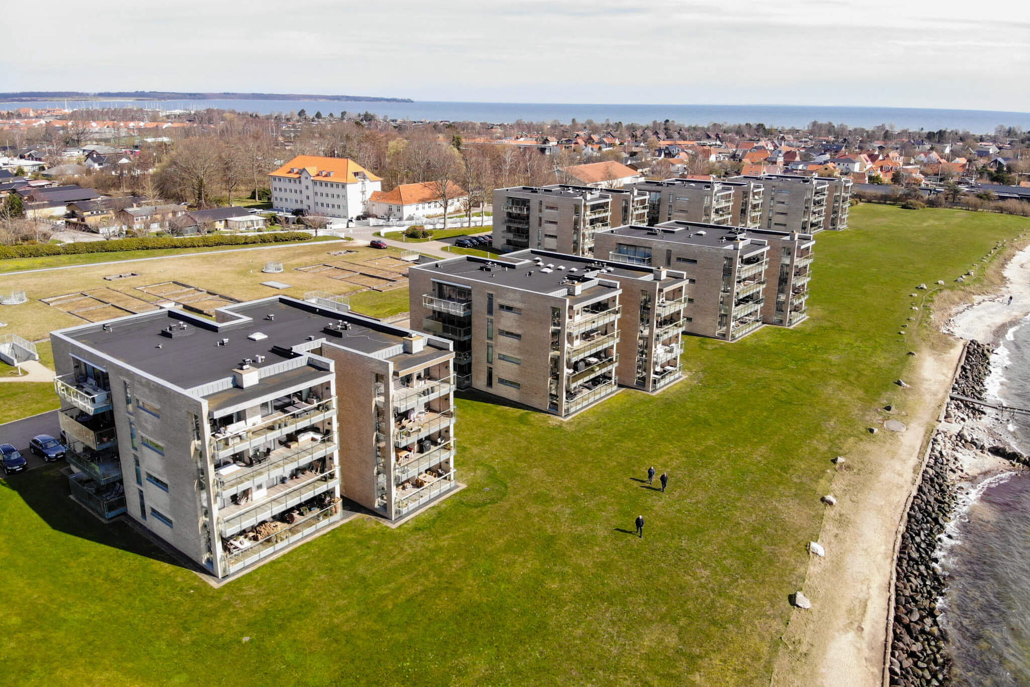 Drone inspection of roofs, facades and seams