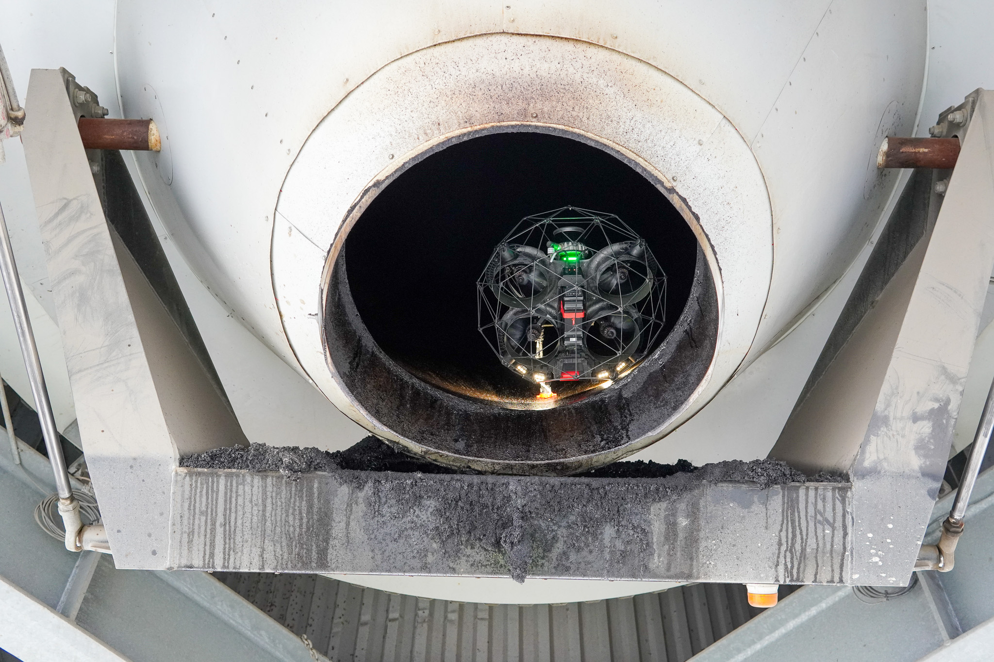 Droneinspektion i asfalt silo med tykkelsesmåling UT